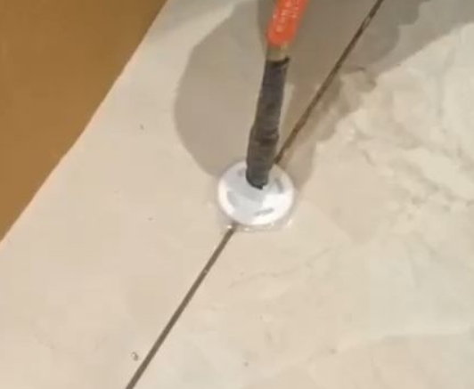 赣州市瓷砖空鼓维修公司专业解答瓷砖在铺贴过程中，如果没有涂抹均匀到位的粘结材料（如水泥砂浆或瓷砖胶），可能会导致以下问题