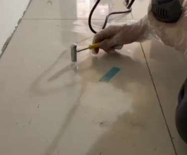 赣州市瓷砖开裂维修公司专业分享瓷砖在铺贴前如果没有沥干水分，将会导致以下问题